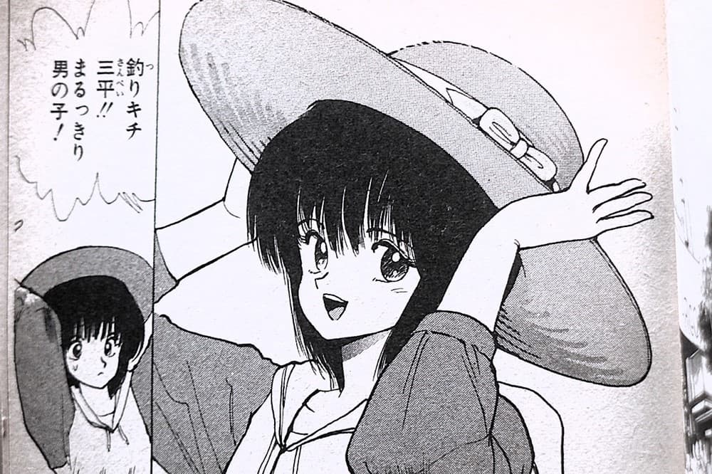 ボーイッシュな女の子と赤い麦わら帽子